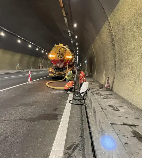 万载隧道排水渠清淤